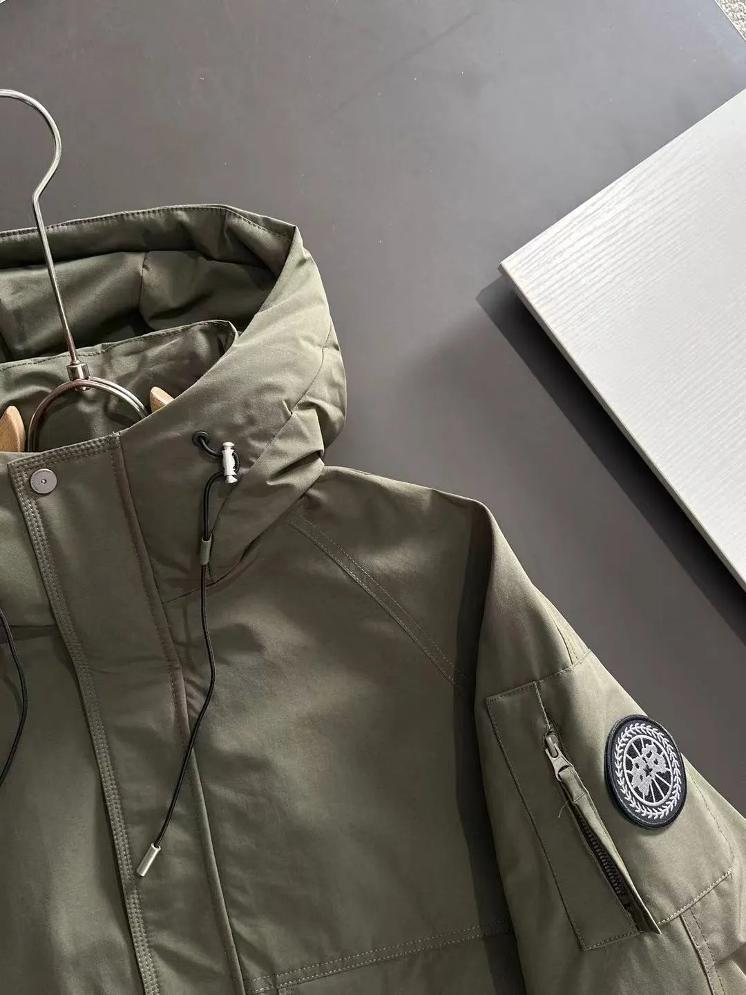 Two-day delivery time P960 Big Goose 🔥🔥 High-end customization 2025 winter official website's latest popular down jacket. Original custom-made hardware accessories for customers, all imported and original customization. Welcome to compare at the counter. Absolutely high quality. Use top-grade 90 white goose down. Super soft. Filled with fluffy and full feathers. Super heavy work. Fabric workmanship is excellent. The version is super perfect. Note⚠The fabric is super comfortable. Exclusive model. High-end quality. A must-have warm and protective artifact in winter. Size: M-3XL